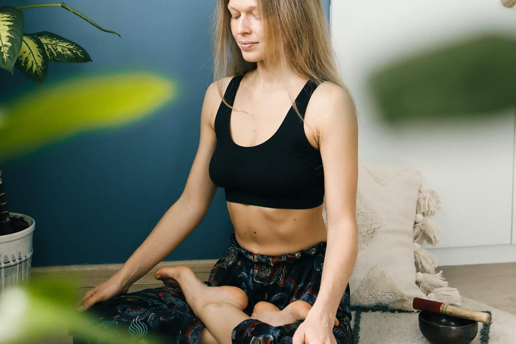 Mulher loira praticando hatha yoga na sala