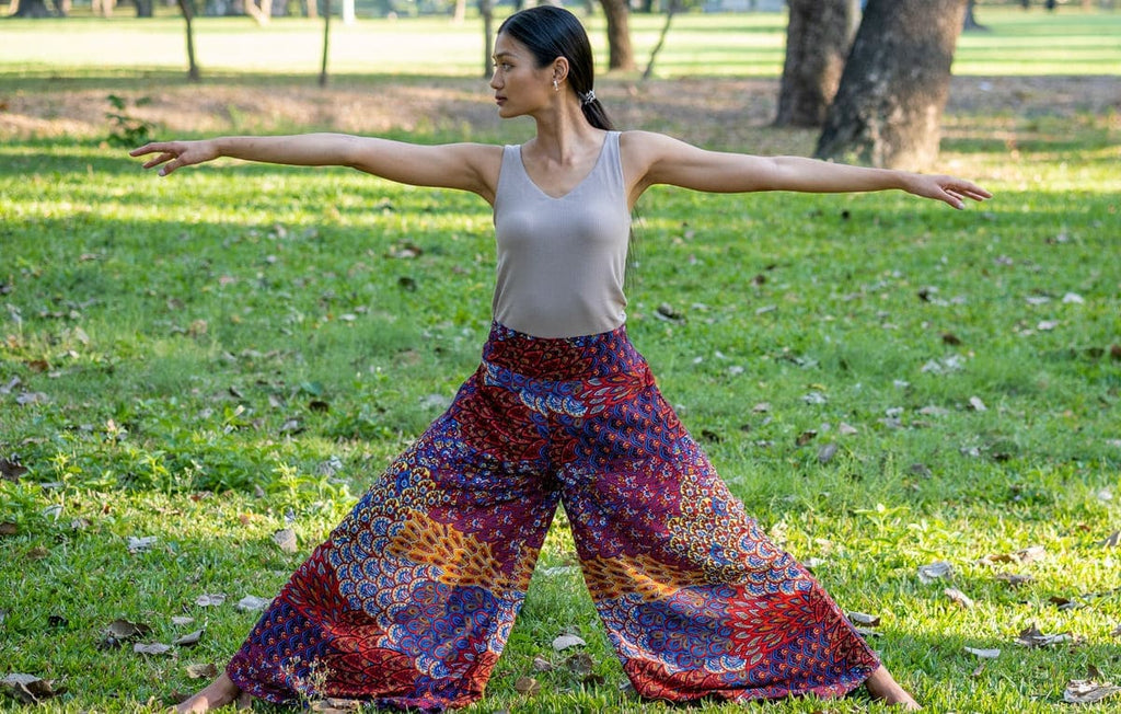 mulher fazendo asana em parque aproveita benefícios do yoga