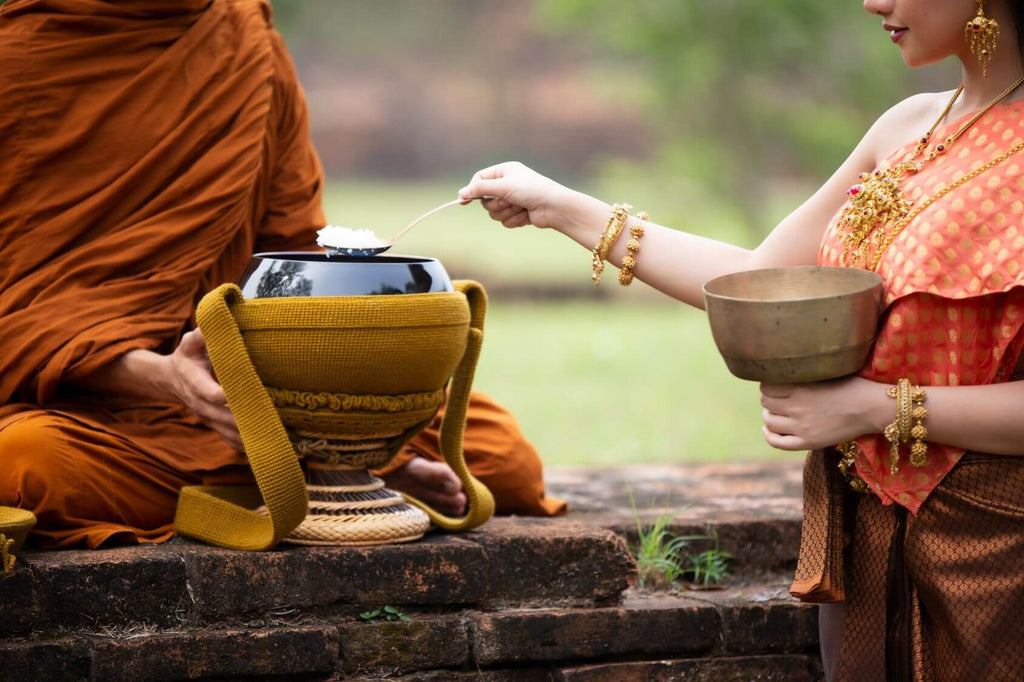 Monge Budista recebendo arroz como doação de alimento