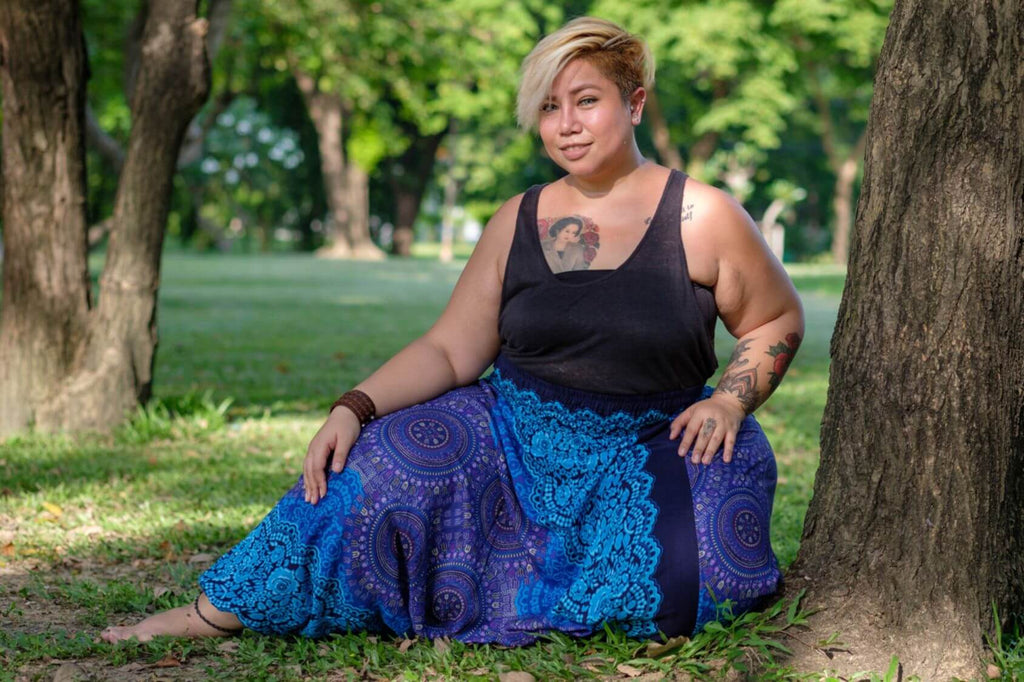 Mulher gorda usando Calça Flor Azul Turquesa Plus Size