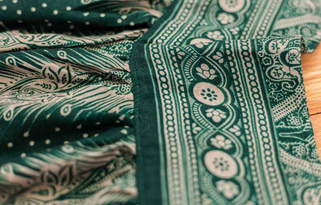 detalhes da estampa verde e branca de calça de rayon de bambu