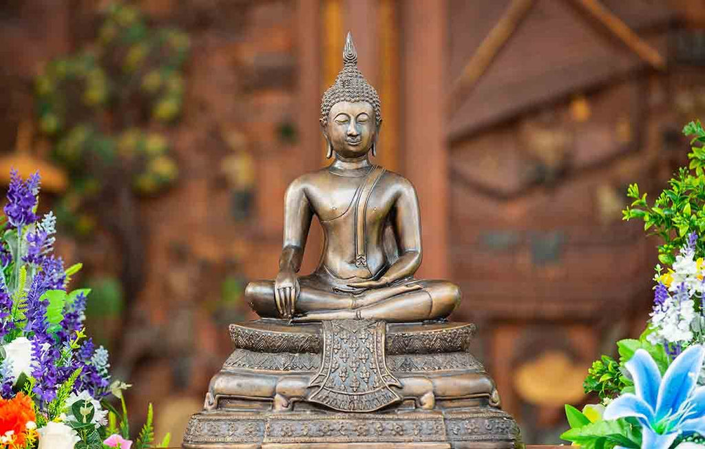 estátua tailandesa de buda usada como amuleto