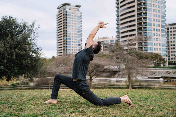 homem em asana de vinyasa yoga