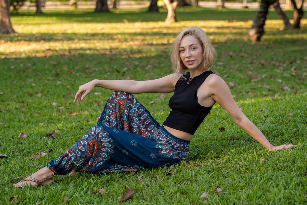 mulher sentada na grama usando calça jasmine