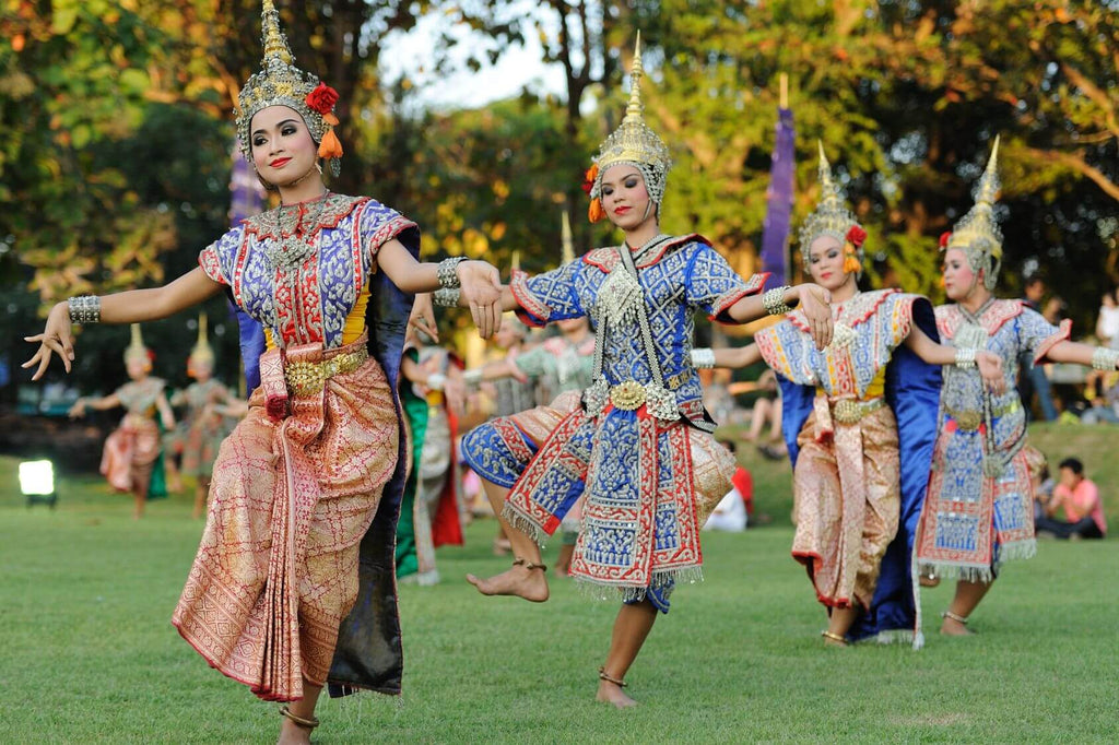mulheres-dançando-usando-uma-tradicional-roupa-tailandesa