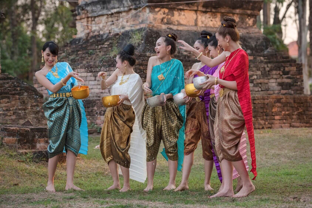 mulheres tailandesas jogando água no festival Songkran ano novo tailandes