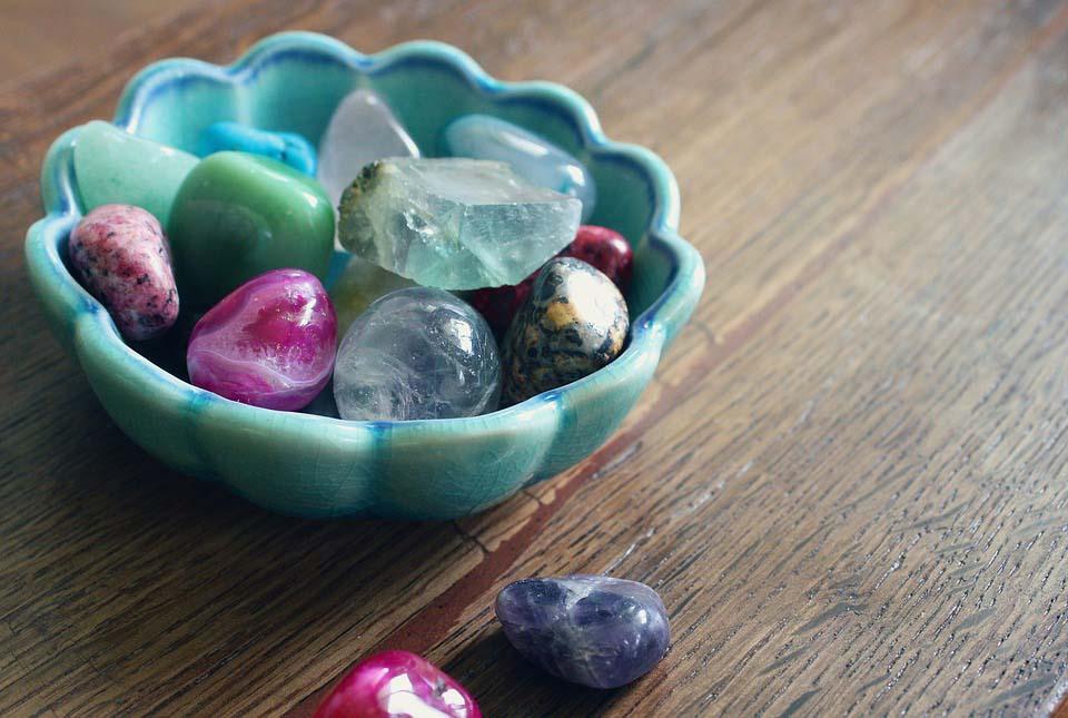 pote com pedras e cristais com benefícios na meditação e no equilíbrio espiritual