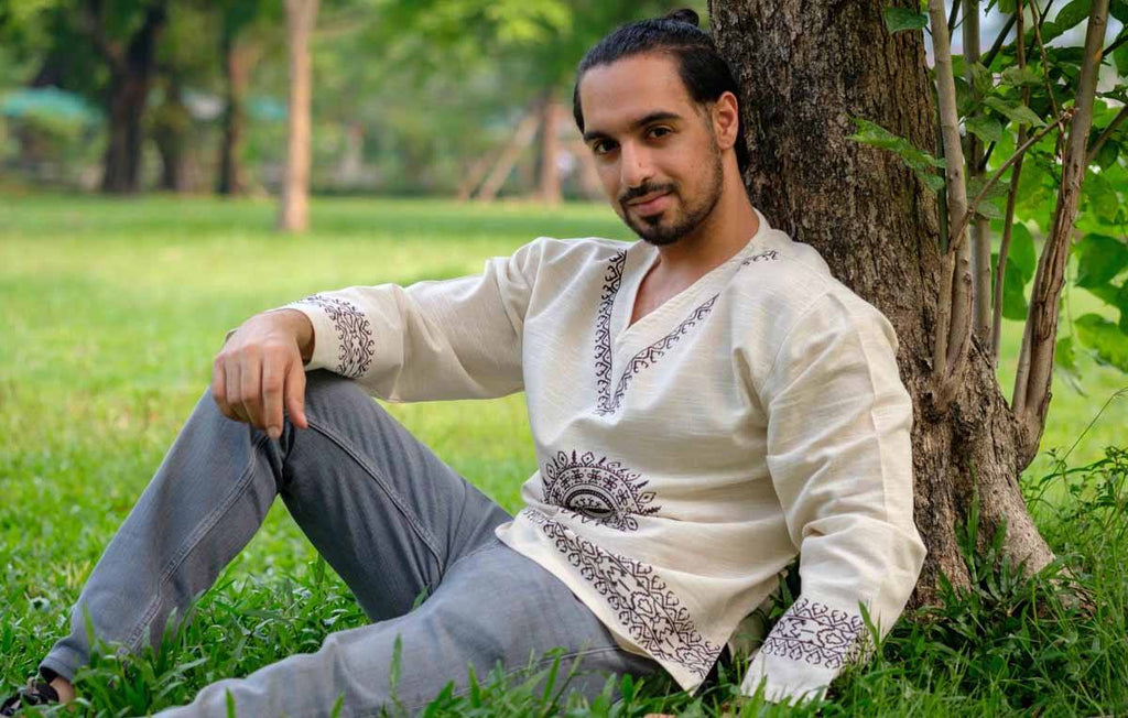 homem no parque usando blusa branca de mandala