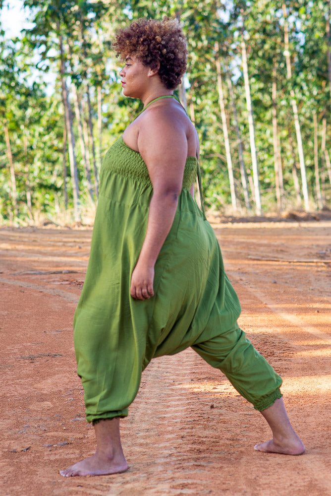 Calça saruel que vira macacão plus size verde em rayon | CalcaThai
