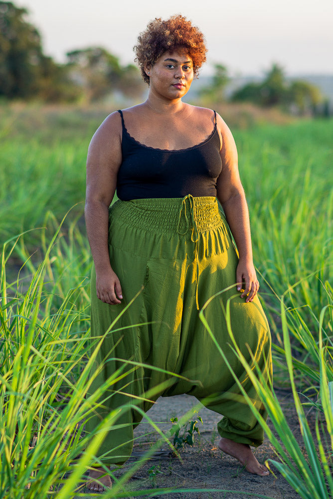 Calça saruel que vira macacão plus size verde em rayon | CalcaThai