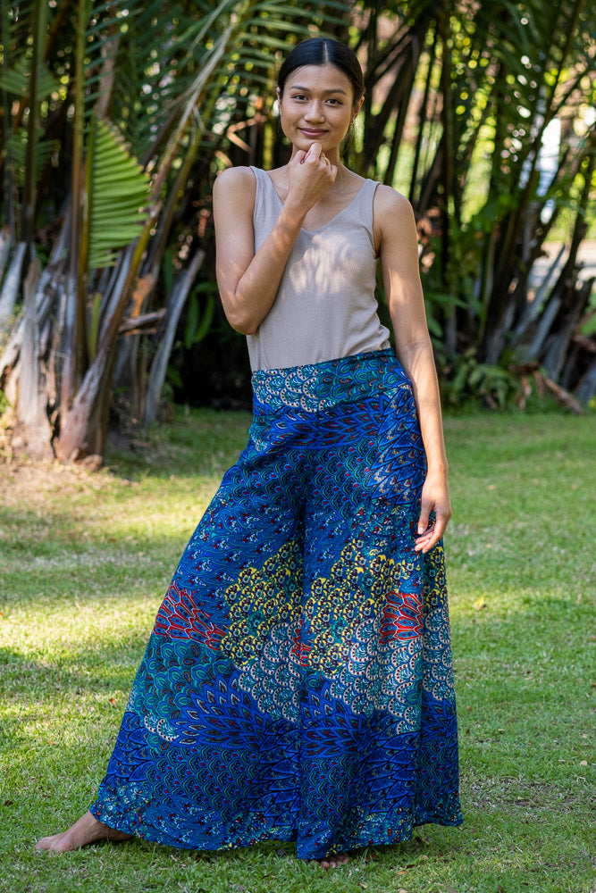 Calça pantalona turquesa com estampa oriental de folhas em rayon ...