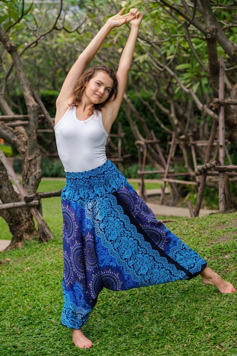 Calça harém macacão azul turquesa com estampa floral em rayon ...