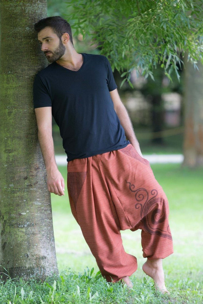 Calça larga laranja masculina com bolso e cintura elástica com