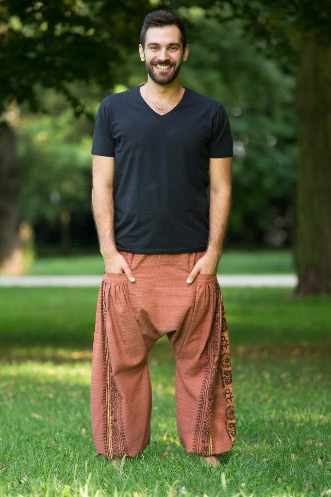 Calça saruel masculina terra com listras étnicas, bolso e cintura