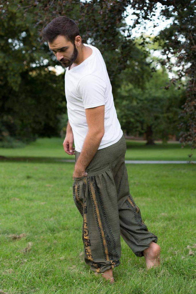 Calça saruel masculina verde oliva com listras étnicas, bolso e